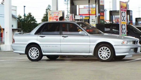 Период на производство: 1987-1992 г., 1993-1996 г. и 1996-2002 г.
Повечето автомобилни ентусиасти ще нарекат Lancer Evolution, един от най-добрите японски спортни автомобили на всички времена , ако ги попитате относно представянето на Mitsubishi на състезания. Въпреки това, преди Evo да се пребори със Subaru WRX, компанията предлага Mitsubishi Galant VR-4 като рали представител на японския автомобилен производител. Viscous Realtime 4WD, или VR-4, е най-добрият модел на Galant по време на своето шесто до осмо поколение.
Между 1991 г. и 1992 г. около 3000 броя Galant VR-4 биват произведени в САЩ, отчасти за да се съобрази Mitsubishi с изискванията за продажба според правилата на ралито. Въпросните поколения VR-4 се задвижват от четирицилиндров двигател с мощност от 195 к.с. и 203 Hm въртящ момент. VR-4 не се продава в САЩ след 1992 г., но просперира от 1993 до 1996 (седмо поколение) и от 1996 до 2002 (осмо поколение). Отвъд спецификациите си, Galant VR-4 има агресивен вид в сравнение със своя нормално изглеждащ брат Galant. Японският автомобилен производител представи Lancer Evolution 11 години след като Galant VR-4 пристига в Северна Америка.
